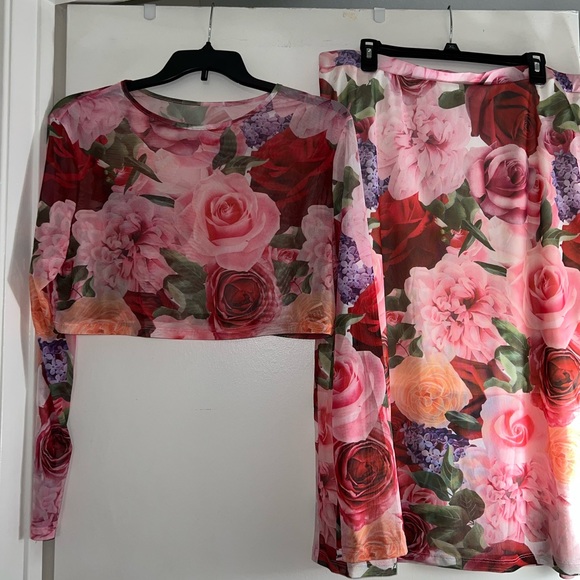 Shein floral 2 piece crop top and skirt it’s more like 1x - Picture 11 of 11